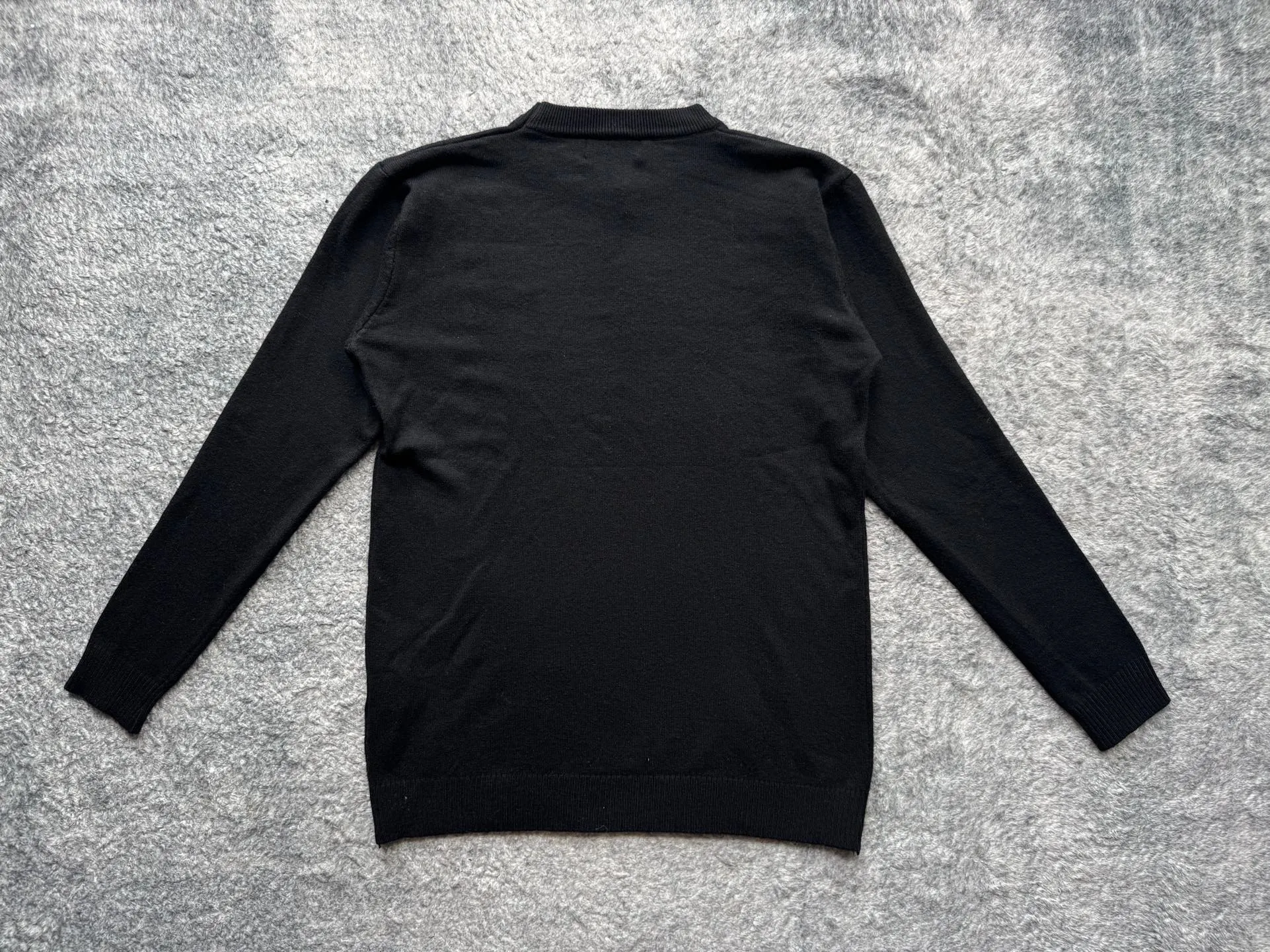 P180 Polo Ralph solid color logo embroidered knitted long-sleeved sweater ✅ Great texture: knitted fabric, soft and waxy to the touch, very comfortable to wear next to the body, and very warm. It is suitable for wearing alone in the winter in the south or as a base layer in the north. ✅ Slimming version: The round neck design is classic and durable, and will not look bloated. Instead, it has a slimming effect and is friendly to all body types. ✅Versatile and practical: Whether it is worn with suit pants for commuting or jeans for leisure, it can be easily worn, and one piece can be used for several pieces! ✅Pony embroidery is simple yet a little refined!  Color: Black White Size M L